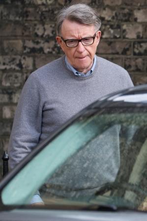 　車両に乗り込む英国のマンデルソン前駐米大使＝１１日、ロンドン（ロイター＝共同）