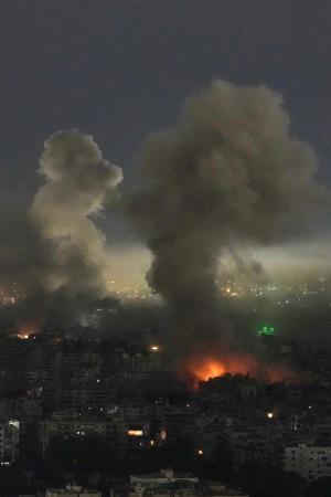 　イスラエルの空爆を受けて上がる炎と煙＝１１日、レバノン・ベイルート南部（ＡＰ＝共同）