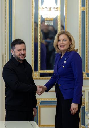 　ドイツ連邦議会（下院）のクレックナー議長（右）と面会するウクライナのゼレンスキー大統領＝１１日、キーウ（ロイター＝共同）