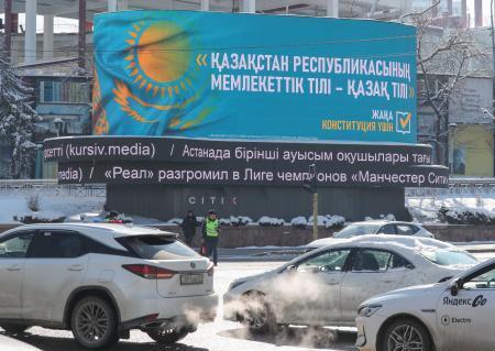 　カザフスタン・アルマトイで、新憲法案の是非を問う国民投票実施を伝えるスクリーン＝１２日（ロイター＝共同）