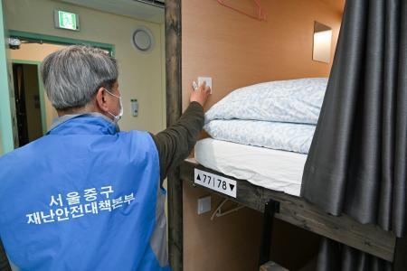 　１６日、ソウル市内のカプセルホテルの安全点検を行う区の関係者（共同）