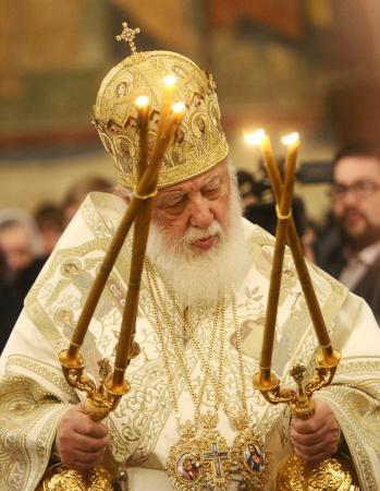 　モスクワのクレムリンにある聖堂で礼拝を執り行うジョージア正教会総主教のイリヤ２世＝２０１３年１月（タス＝共同）