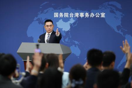 　記者会見する中国国務院台湾事務弁公室の陳斌華報道官＝１８日、北京（ＣＮＳ＝共同）