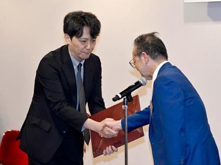 　「ボーン・上田記念国際記者賞」を受賞した共同通信政治部の福田公則記者（左）＝１９日午後、東京都千代田区