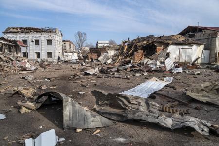 　２１日、ウクライナ東部ドネツク州スラビャンスクで、ロシア軍の攻撃で被害を受けた郵便局（ゲッティ＝共同）