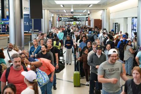 米空港の移民捜査官配置を開始　トランプ氏、予算合意へ圧力