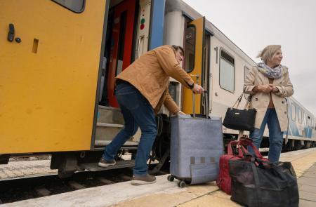 テヘラン発の越境列車が増加 トルコ東部、避難相次ぐ