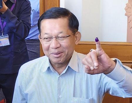 　２０２５年１２月、ミャンマーの首都ネピドーで総選挙の投票を終えたミンアウンフライン国軍総司令官（共同）