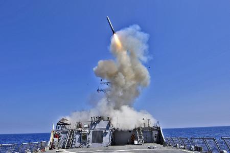 米ミサイル駆逐艦から発射された、巡航ミサイル「トマホーク」＝２０１１年３月（米海軍提供・ゲッティ＝共同）