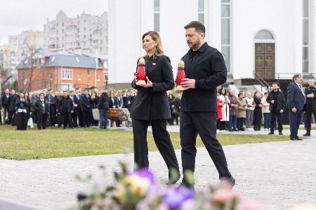 　ウクライナの首都キーウ近郊ブチャで行われた式典に出席するゼレンスキー大統領（右）と妻オレナさん＝３月３１日（大統領府提供・ロイター＝共同）