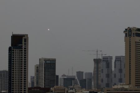 　上空にイランのミサイルが探知されたイスラエル中部テルアビブ＝１日（ゲッティ＝共同）