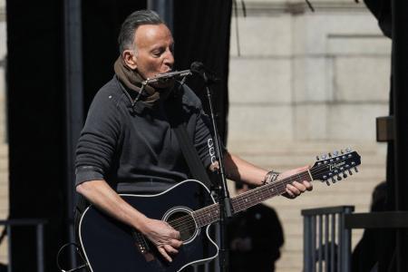 　トランプ米大統領に対する抗議デモで演奏するスプリングスティーンさん＝３月２８日、中西部ミネソタ州セントポール（ロイター＝共同）