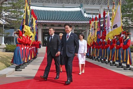 　韓国大統領府で開かれた歓迎式典に臨むフランスのマクロン大統領（左）と韓国の李在明大統領＝３日、ソウル（共同）