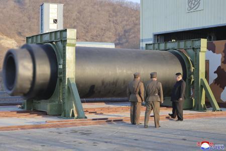 　改良型ミサイル用の大出力エンジンの地上燃焼実験を視察する北朝鮮の金正恩朝鮮労働党総書記（右）（朝鮮中央通信＝共同）