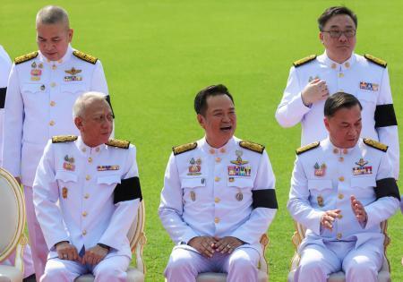 　閣僚らと記念撮影するタイのアヌティン首相（中央）＝６日、バンコク（ロイター＝共同）