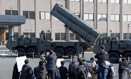 　陸自健軍駐屯地に展示された長射程ミサイルの発射機などの装備品＝３月、熊本市