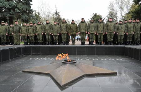 　ロシア南部ロストフ州で駐屯地への出発式中に整列する兵士ら＝１０日（ロイター＝共同）