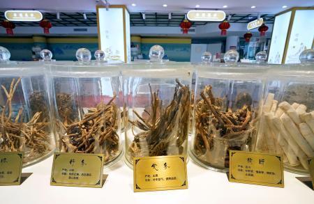 　中医薬を扱う店舗で展示される生薬＝７日、北京（共同）