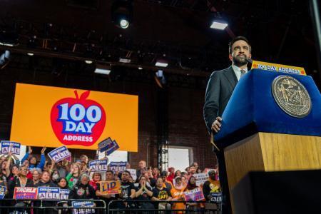 　１２日、ニューヨーク市で、就任１００日記念の演説をするマムダニ市長（ロイター＝共同）