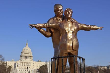 　トランプ米大統領と富豪エプスタイン氏の像＝３月、ワシントン