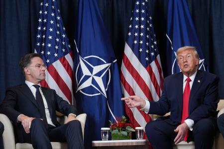 　スイス東部ダボスでトランプ米大統領（右）と会談するＮＡＴＯのルッテ事務総長＝１月（ＡＰ＝共同）