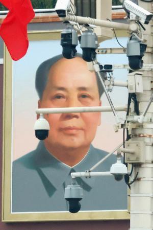 　北京の天安門前に設置されている監視カメラ。奥は毛沢東の肖像画＝１４日（共同）