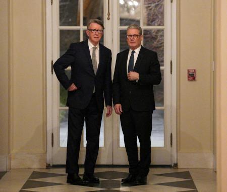 　米ワシントンでスターマー英首相（右）と話すマンデルソン氏＝２０２５年２月（ロイター＝共同）