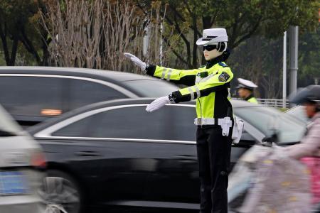 　中国江蘇省常州市の交差点で交通整理をするロボット警察官＝１１日（共同）
