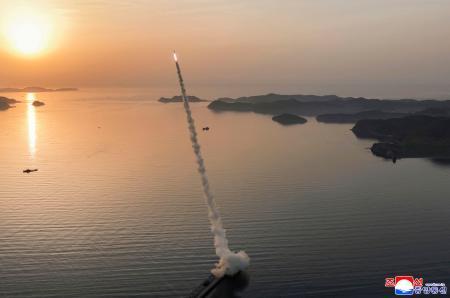 　北朝鮮のミサイル総局が実施した戦術弾道ミサイルの試射＝１９日（朝鮮中央通信＝共同）