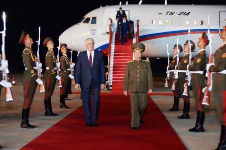 　平壌国際空港に到着したロシアのコロコリツェフ内相（中央左）。右隣は北朝鮮の方頭燮社会安全相＝２０日（共同）