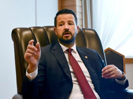 　共同通信のインタビューに応じるモンテネグロのミラトビッチ大統領