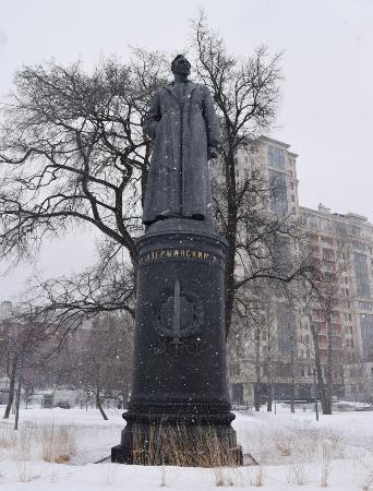 　１９９１年に引き倒され、現在はモスクワ市内の公園で保管されるＫＧＢ創設者ジェルジンスキーの像＝２０２１年