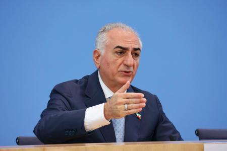 　２３日、ベルリンで記者会見するイランのレザ・パーレビ元皇太子（共同）