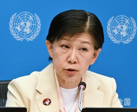 　２４日、米ニューヨークの国連本部で記者会見する中満泉事務次長（共同）