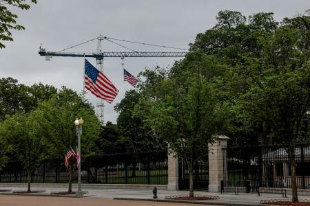 　工事のクレーンが架かるホワイトハウス＝２６日、ワシントン（ロイター＝共同）