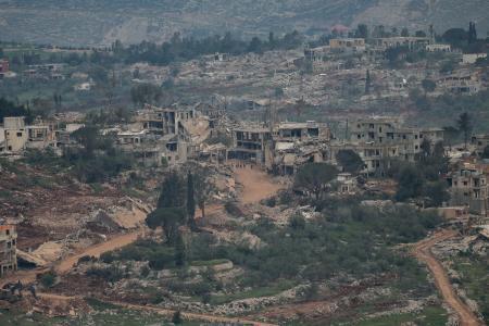 　レバノン南部の破壊された建物＝２６日、イスラエル北部から撮影（ロイター＝共同）