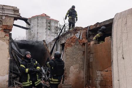 　ドローン攻撃を受けた街＝２０２５年１１月、ウクライナ東部ハルキウ州（ゲッティ＝共同）