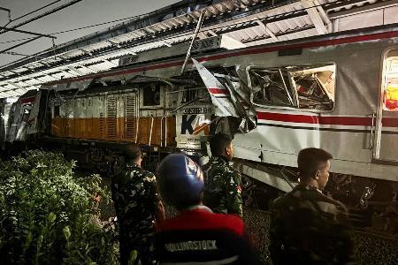　インドネシア首都ジャカルタ近郊の事故で損傷した列車＝２８日（ＡＰ＝共同）