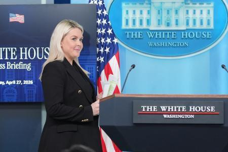 　２７日、米ホワイトハウスでの記者会見に臨むレビット報道官＝ワシントン（ＡＰ＝共同）