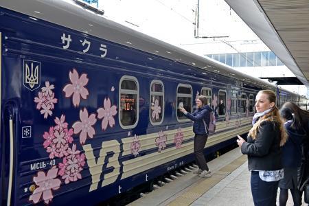 　桜の花びらのイラストでラッピングした列車＝２８日、ウクライナ首都キーウ（共同）