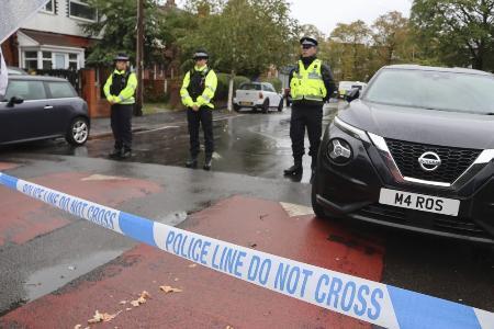 　昨年１０月、襲撃されたシナゴーグへ通じる道路を封鎖する警察官＝英中部マンチェスター（共同）