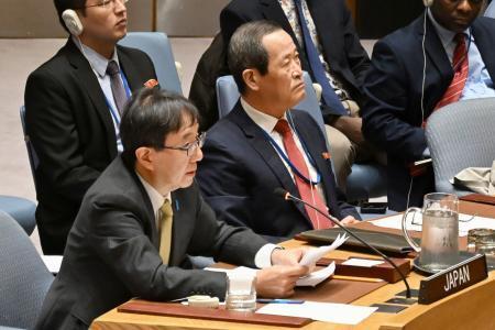 　北朝鮮核問題を巡る国連安全保障理事会の会合で発言する山崎和之国連大使。右は北朝鮮の金星国連大使＝４月３０日、ニューヨーク（共同）