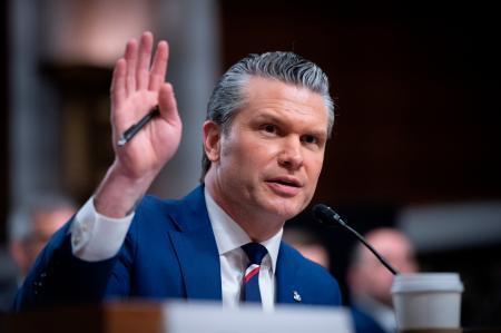　米上院軍事委員会の公聴会で発言するヘグセス国防長官＝４月３０日、ワシントン（ＡＰ＝共同）