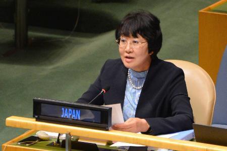 　教育に関する共同声明を読み上げる軍縮会議日本政府代表部の市川とみ子大使＝４月３０日、米ニューヨークの国連本部（共同）