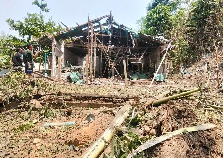 　ミャンマー国軍の空爆で破壊された、日本のＮＰＯの支援で建設された病院＝４月２３日、東部カレン州（共同）