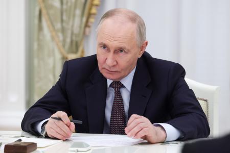 　ロシア南部ダゲスタン共和国の代表団と会談するプーチン大統領＝４月３０日、モスクワ（大統領府提供・タス＝共同）