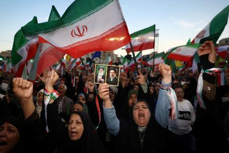 　イランの首都テヘランで集会に参加した人たち＝４月２９日（ＷＡＮＡ提供、ロイター＝共同）