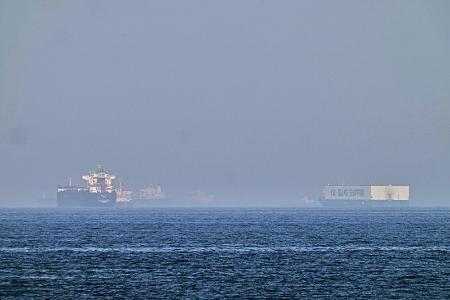 　１日、ホルムズ海峡に近いオマーン湾に停泊するタンカー（左）（ＡＰ＝共同）
