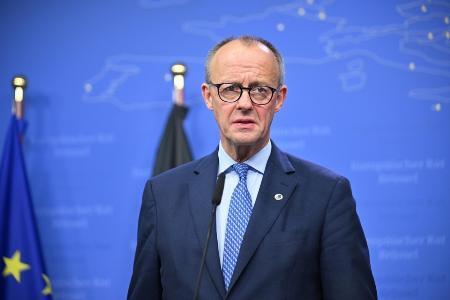 　昨年１０月、ブリュッセルで記者会見するドイツのメルツ首相（ゲッティ＝共同）