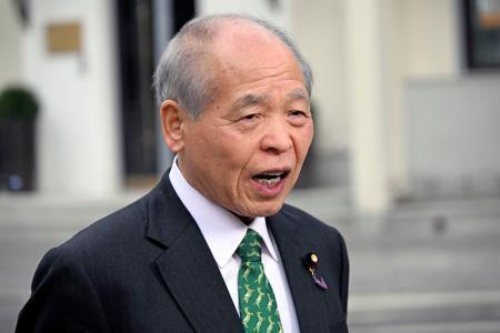 　５日、モスクワで記者団の質問に答える自民党の鈴木宗男参院議員（共同）